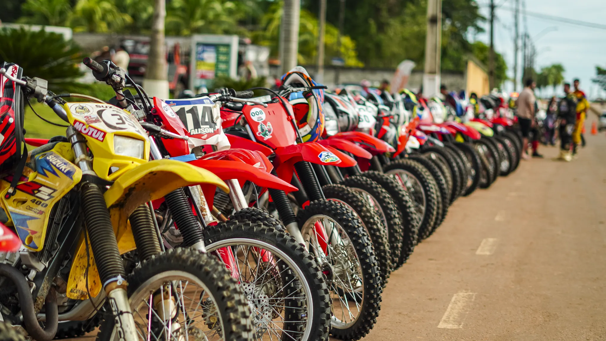 Bebidas Quinarí acelera junto com o Trilhão CavukaLama e fortalece presença em eventos de aventura