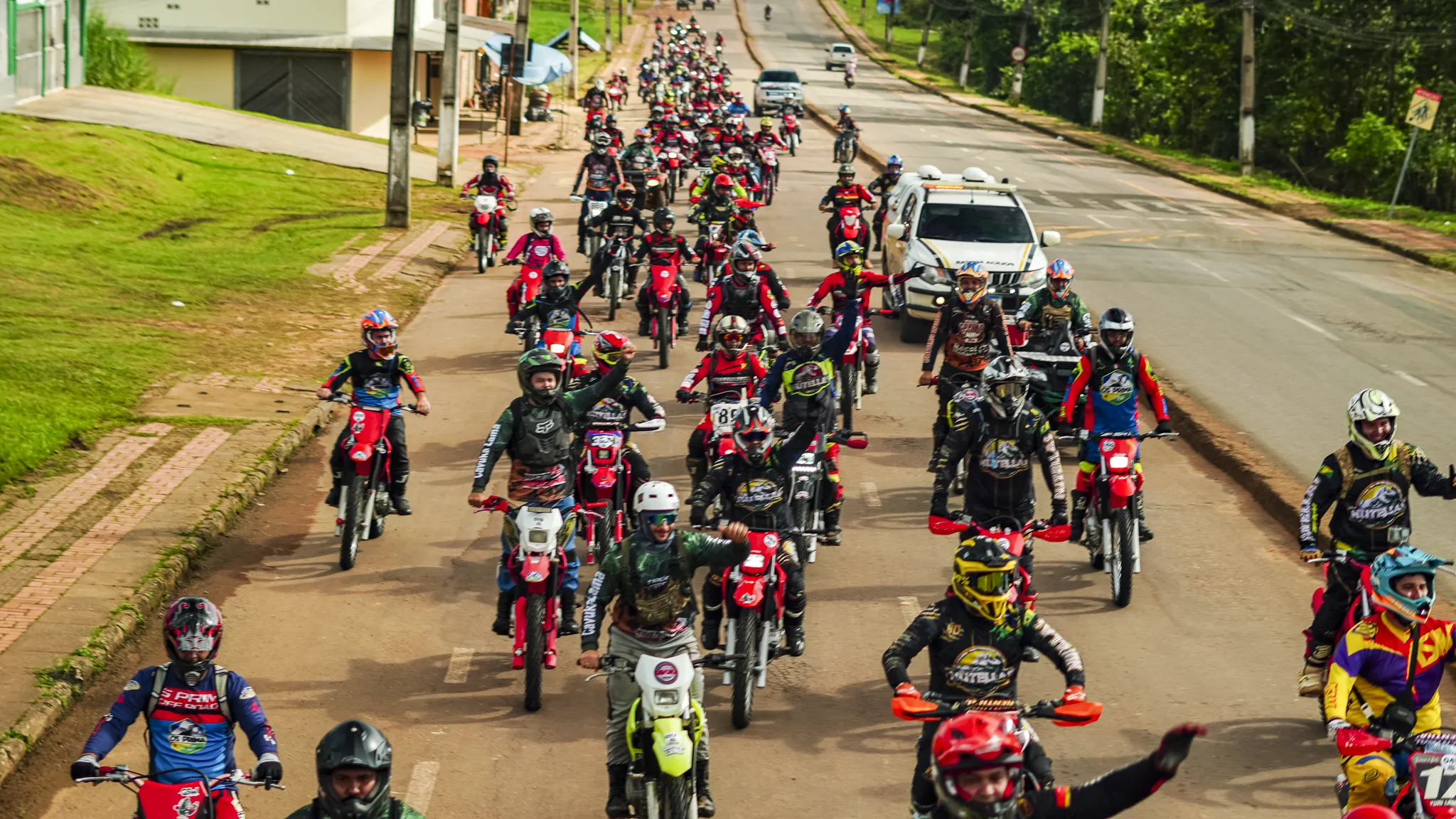 Bebidas Quinarí acelera junto com o Trilhão CavukaLama e fortalece presença em eventos de aventura